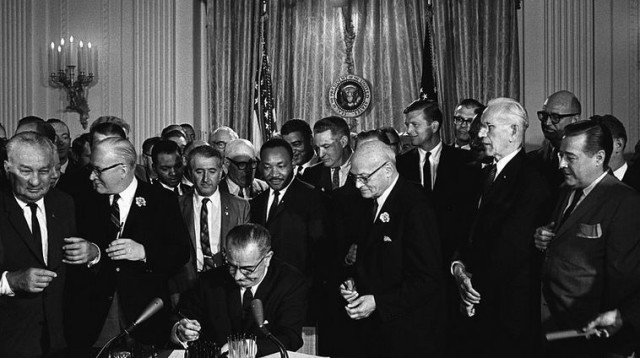 מרטין לותר קינג חותם על אמנת זכויות האזרח (צילום: WHPO)