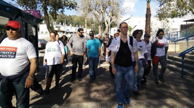 הצועדים לבית הנשיא (צילום: עמית שלגי)