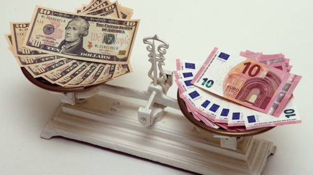 אחד עולה וחד יורד. הדולר מול היורו (צילום: רויטרס)