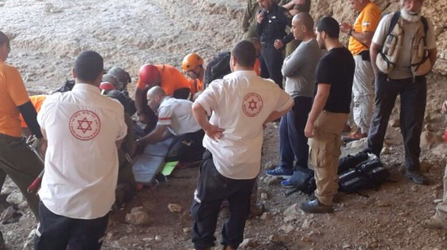 חילוץ מטייל שנפל מצוק בעין פרת (צילום: דוברות מד"א)