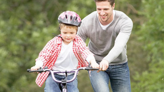אבא ובן על אופניים (צילום: ingimage/ASAP)