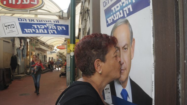 מעריצה של נתניהו בשכונת התקווה (צילום: אבשלום ששוני)