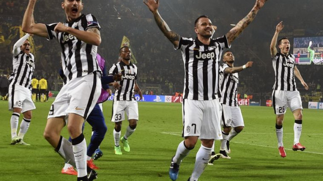 יובנטוס חוגגת עלייה לרבע הגמר (צילום: רויטרס)
