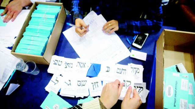 ספירת הקולות בוועדת הבחירות המרכזית (צילום: מרים אלסטר, פלאש 90)