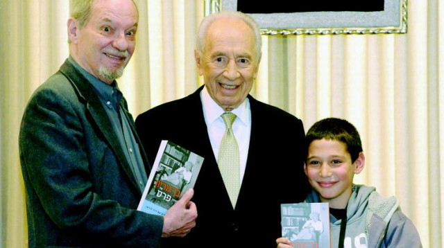 יריב בן אלליעזר עם נכדו אלון ועם שמעון פרס (צילום: מארק ניימן, לע"מ)