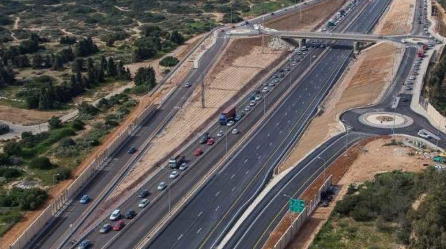 הנתיב השלישי בכביש 2 בין מחלף נתניה לחבצלת  (צילום: משרד התחבורה)
