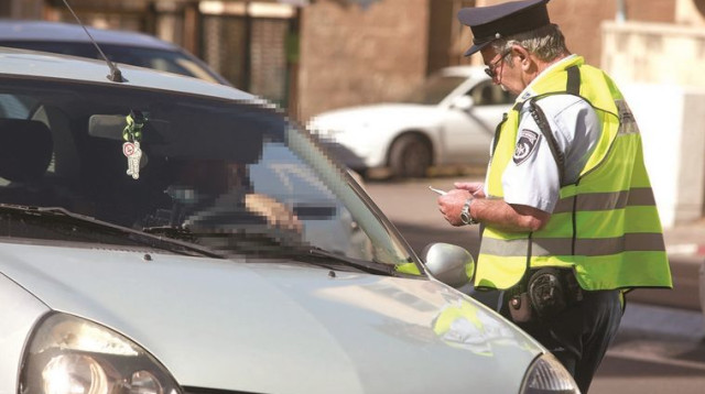 בדיקת רישיונות (צילום: אורי לנץ, פלאש 90)