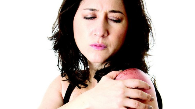 כאבים בזרוע השמאלית (צילום: אינגאימג)