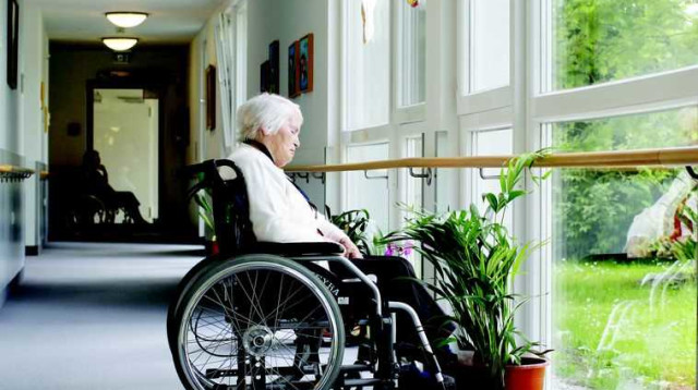 קשישה על כסא גלגלים (צילום: רויטרס)