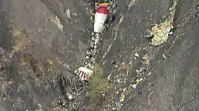 הריסות המטוס הגרמני באלפים (צילום: רויטרס)