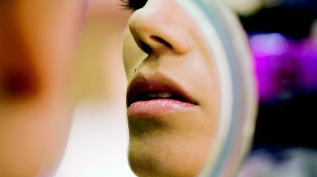 אישה מביטה במראה (צילום: אינגאימג)