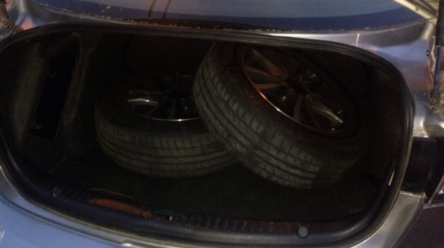 גלגלי הרכב הגנובים (צילום: דוברות המשטרה)