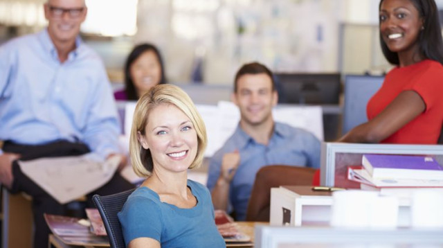 אנשים במשרד (צילום: אינגאימג)