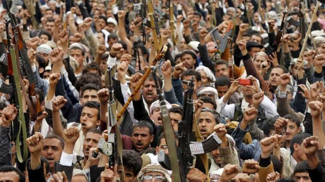 תומכי החות'ים בצנעא (צילום: רויטרס)