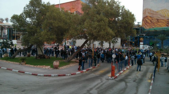 עובדי מפעלי ים המלח נכנסים למתחם (צילום: ועד עובדי מפעלי ים המלח)