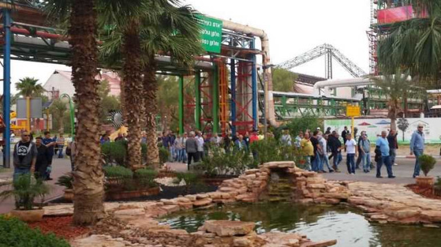 עובדי מפעלי ים המלח נכנסים למתחם (צילום: ועד עובדי מפעלי ים המלח)