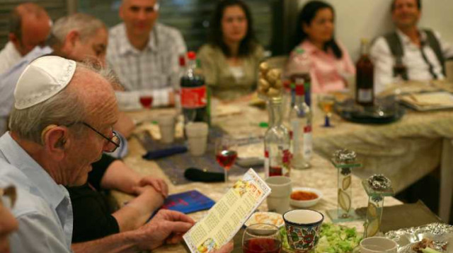 שולחן חג פסח (צילום: פלאש 90)