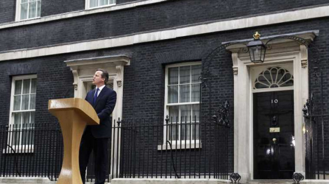 דיויד קמרון יוצא לפגוש את המלכה (צילום: רויטרס)