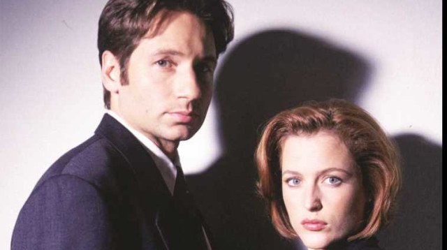 דיוויד דוכובני וג'יליאן אנדרסון בתיקים באפלה (צילום: יח"צ)