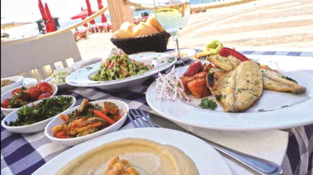 "בשורה התחתונה, העדפנו לחזור לנשנש מהפתיחים. בני הדייג" (צילום: יח"צ)