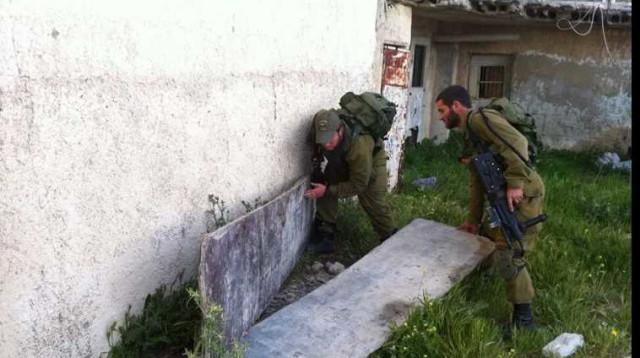 חיילים מחפשים אחר הנעדר באזור קרית ארבע צה"ל צבא חברון חטיפה (צילום: אברהים אל-חמוז, סוכנות מען)