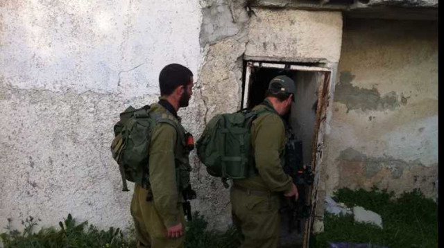 חיילים מחפשים אחר הנעדר באזור קרית ארבע צה"ל צבא חברון חטיפה (צילום: אברהים אל-חמוז, סוכנות מען)