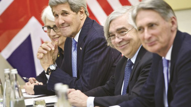 קרי והנציגים האמריקאים בשיחות בלוזאן (צילום: רויטרס)