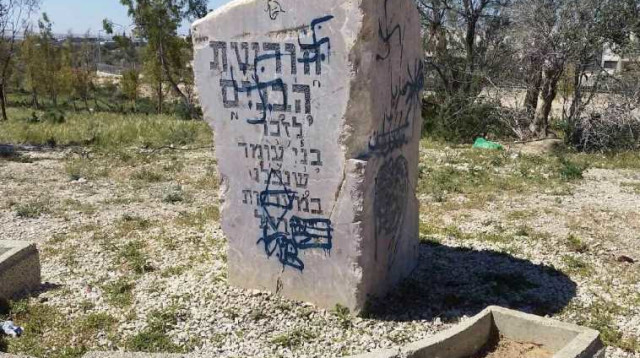 צלבי קרס וכתובות נאצה על אנדרטה בעומר (צילום: ניר נסים, דובר מועצת עומר)