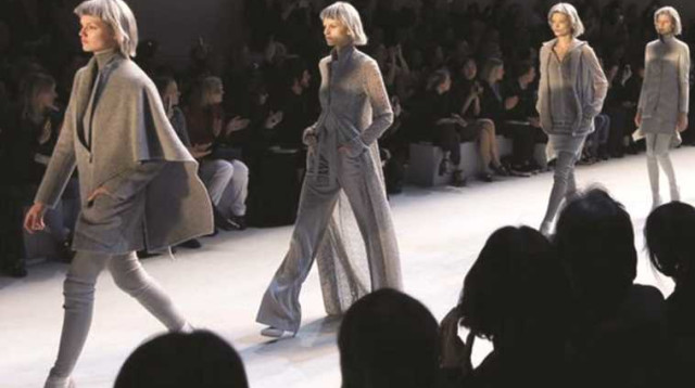 דוגמניות בשבוע האופנה בפריז (צילום: רויטרס)