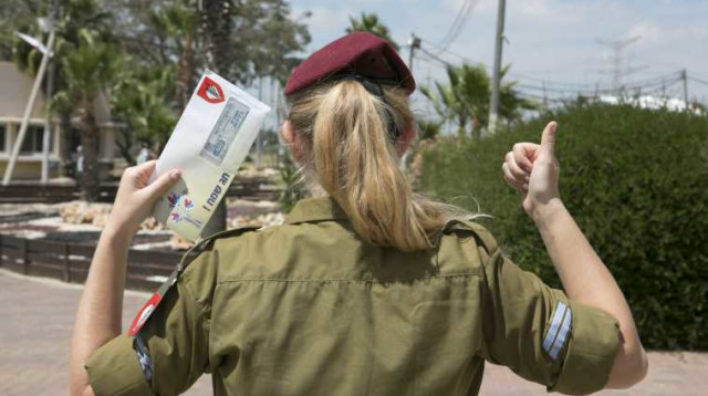 חיילת מקבלת תלושים לחג (צילום: יח"צ)