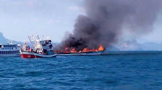 המעבורת שעלתה באש בתאילנד (צילום: קוסמוי חילוץ והצלה)