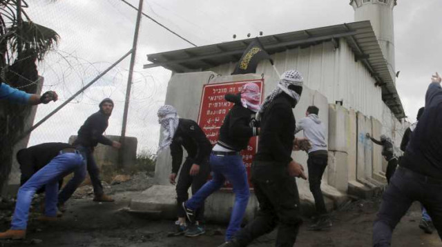 יידוי אבנים בבית אומר (צילום: רויטרס)