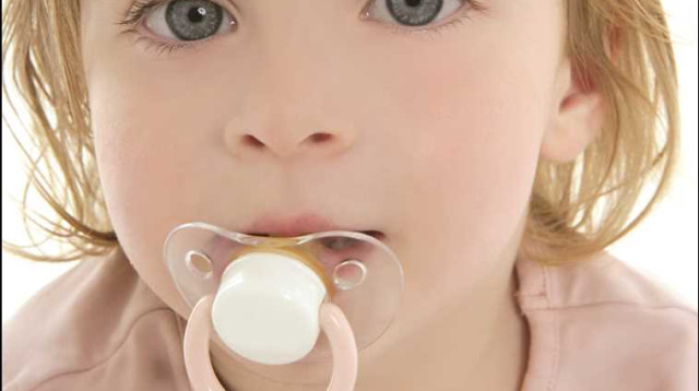 תינוק עם מוצץ (צילום: אינגאימג)