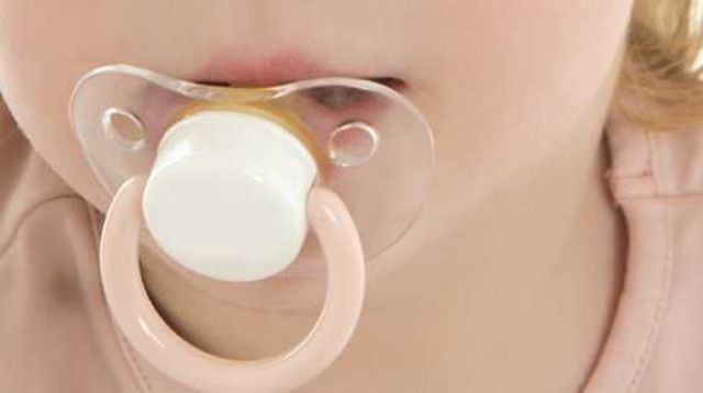 תינוק עם מוצץ (צילום: אינגאימג)