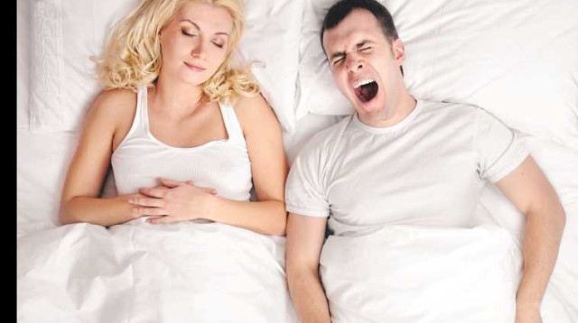 שינה זוג ישן מיטה עייפות פיהוק (צילום: ingimage/ASAP)