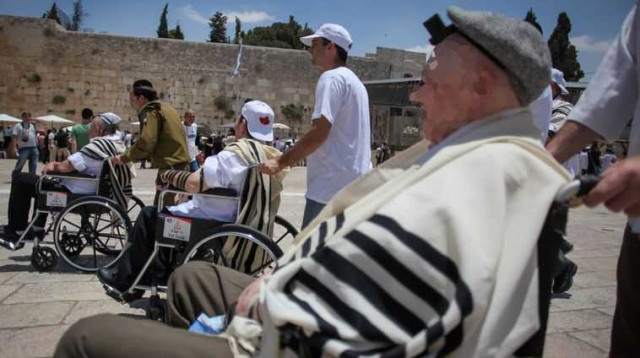 מתנדבים יחד עם ניצולי שואה בכותל, ארכיון (צילום: פלאש 90)