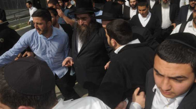 הרב יאשיהו פינטו ביציאה מבית המשפט (צילום: אבשלום ששוני)