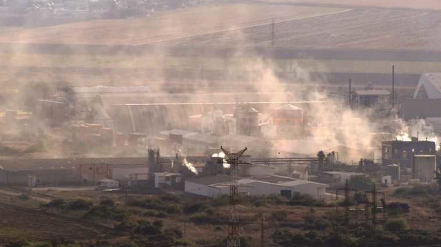 זיהום אוויר מעל מפרץ חיפה (צילום: פלאש 90)