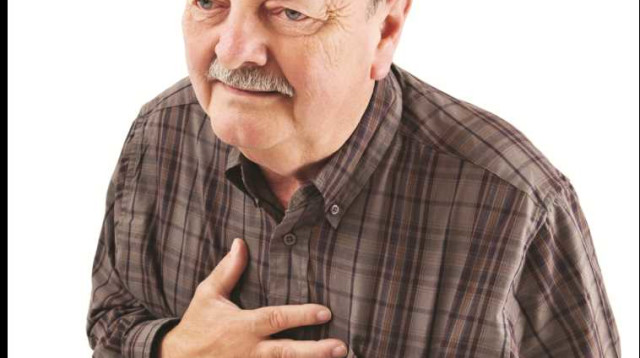 אדם עם כאב בחזה (צילום: אינגאימג)