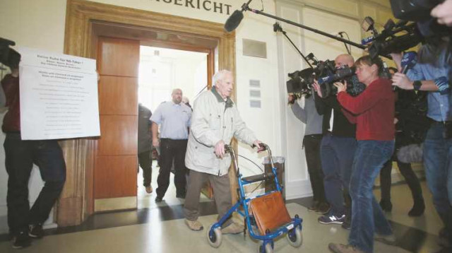 סירט ברוינס, קצין אס-אס הולנדי שהועמד לדין וזוכה, מופיע בבית משפט בגרמניה, ינואר 2014. "המתים ובני ה (צילום: רויטרס)