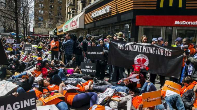 מחאה בסניף של מקדונלד'ס בניו יורק (צילום: רויטרס)