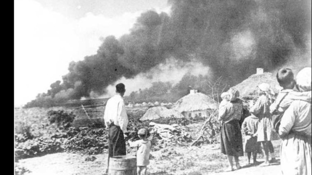 אוכלוסייה מקומית צופה בהרס כפר בזמן מבצע ברברוסה (צילום: באדיבות ארכיון יד ושם)