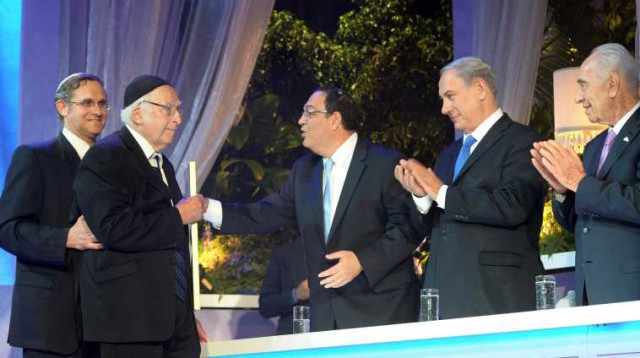 הרב אהרן ליכטנשטיין ז"ל מקבל את פרס ישראל (צילום: עמוס בן גרשום, פלאש 90)
