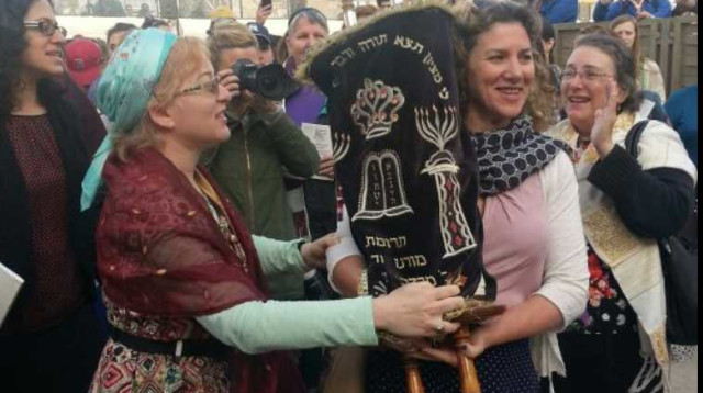 נשות הכותל מגיעות להתפלל (צילום: נשות הכותל)