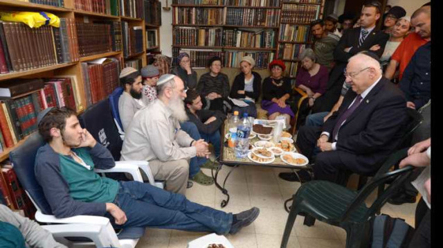 ראובן ריבלין מנחם את משפחת שרקי  (צילום: דוברות בית הנשיא)