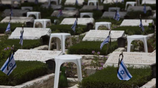 קברי חללי צה"ל בהר הרצל ביום הזיכרון (צילום: יונתן זינדל, פלאש 90)