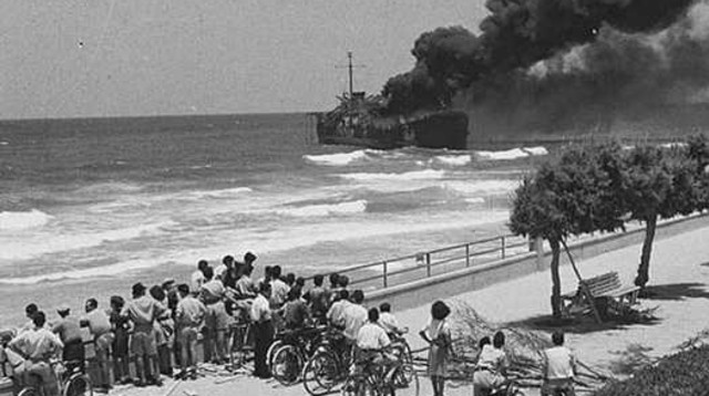 אלטלנה בוערת מול חופי תל אביב (צילום: לע"מ)