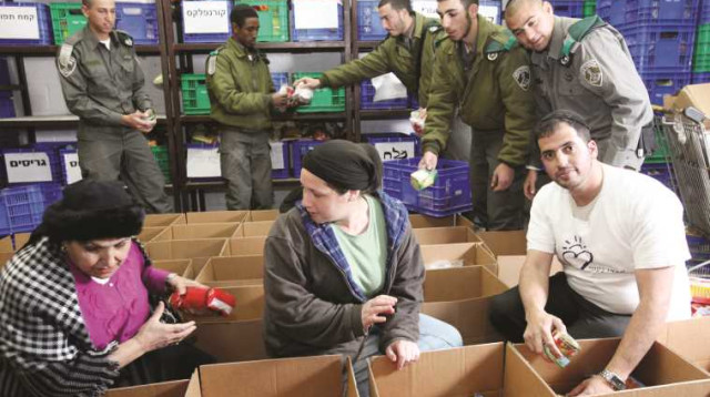 מתנדבי עמותת "חסדי נעמי" (צילום: יוסי זמיר פלאש 90)