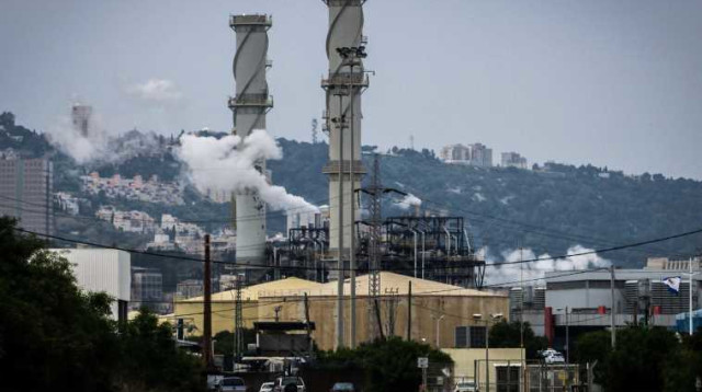 מפעלים באזור חיפה (צילום: באסל עווידאת, פלאש 90)