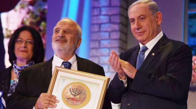 המשורר ארז ביטון מקבל את פרס ישראל (צילום: פלאש 90)